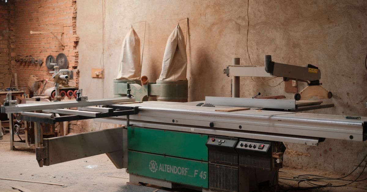 Scie à format et ses raccordements dans un atelier de travail du bois