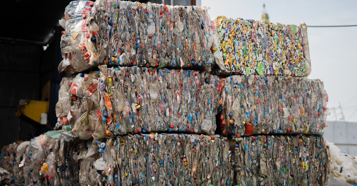 Balles de bouteilles plastique comprimées dans un centre de recyclage
